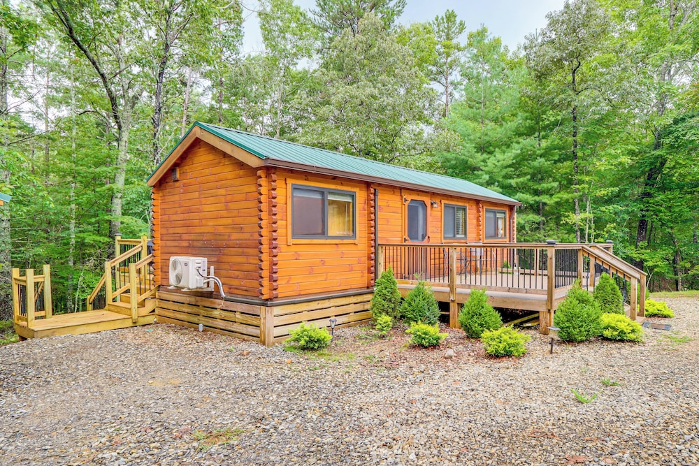 15 Mi to Blue Ridge: Forested Cabin w/ Decks!