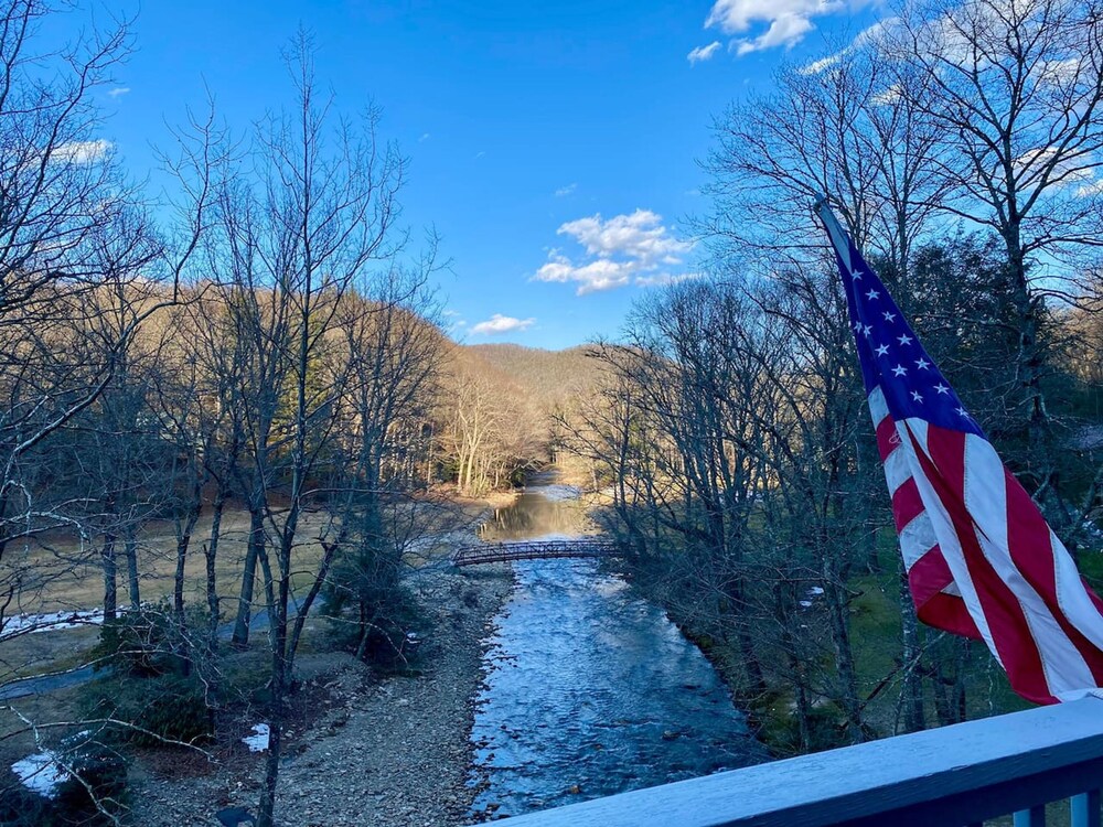 5 BR House- Mt Mitchell Golf Course on the River