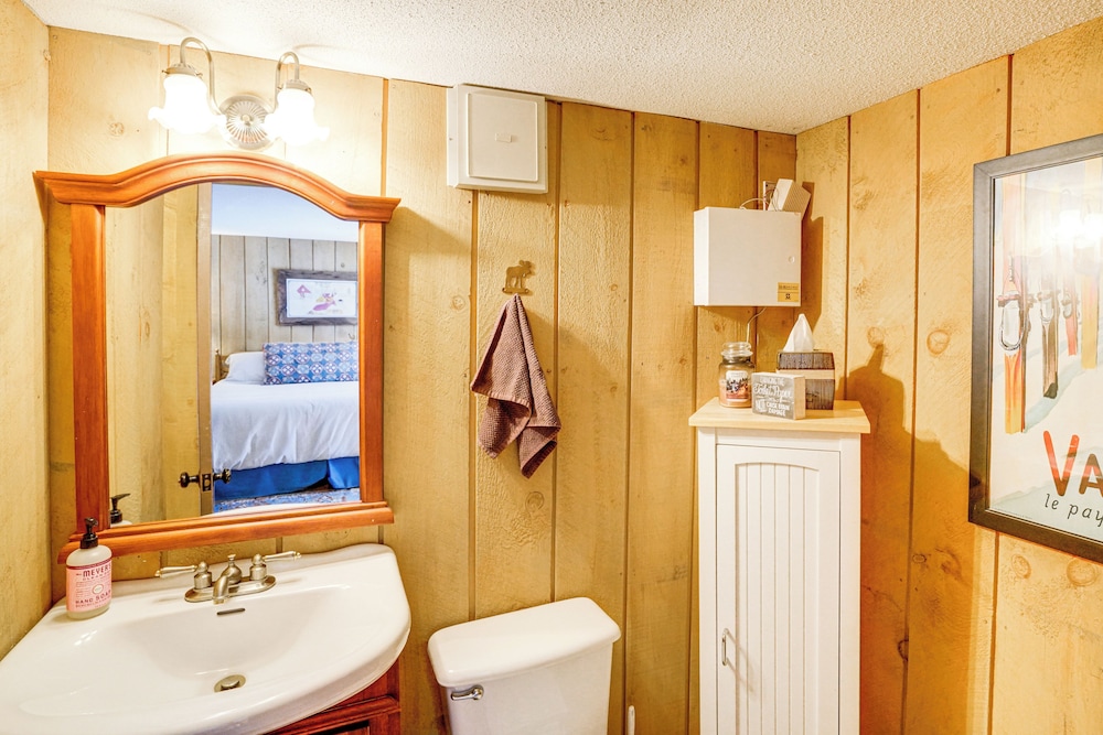 5 Mi to Ski: Family-friendly Home in West Dover!