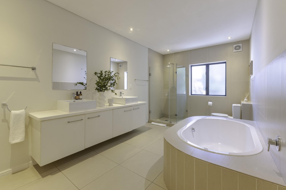 Newly Renovated 3 bed Apartment With Splashpool - 2283