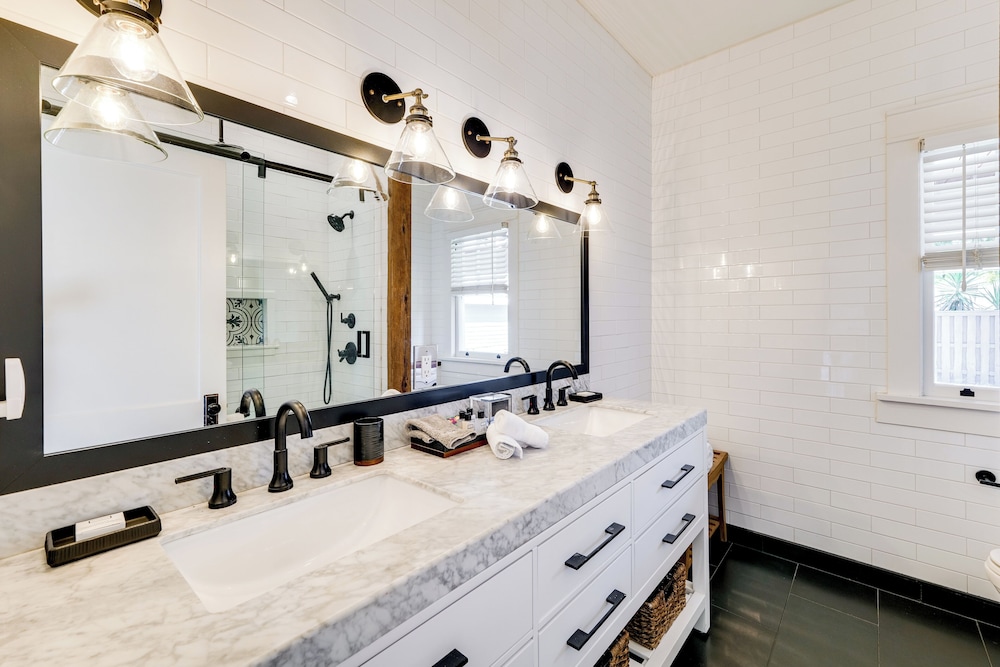 Renovated, Stylish Retreat w/ Patio in Lakeland!