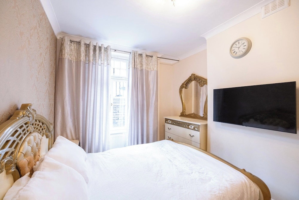 Chic London Apartment in Brown Hart Gardens