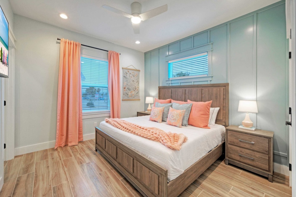 Pool, Firepit + Golf Cart Zone + Near Beach Looney Dunes by Avantstay