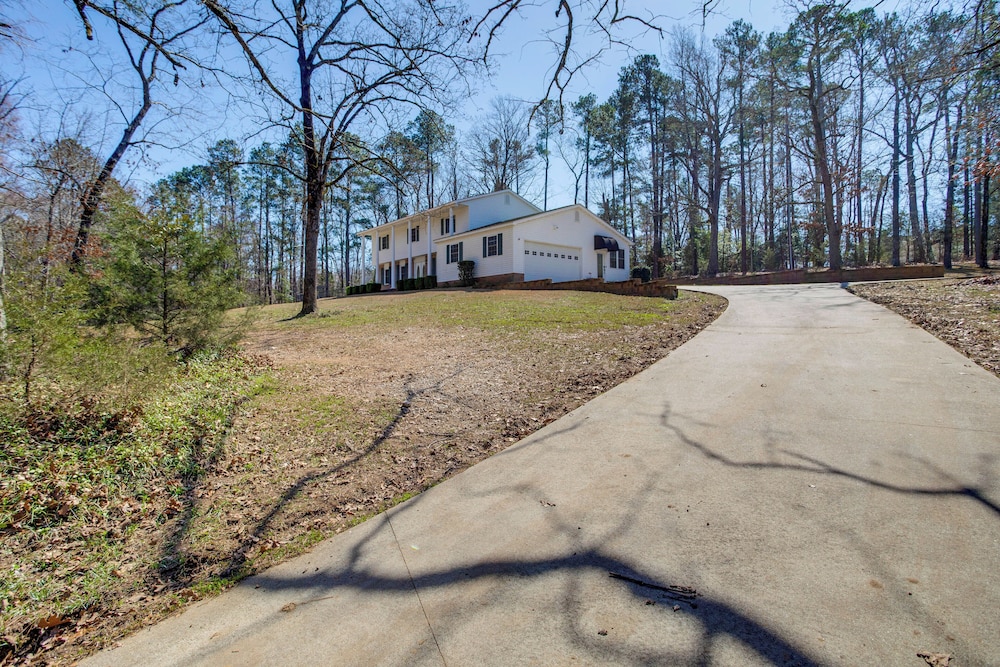 Near Lake Murray: Family Getaway w/ Screened Porch