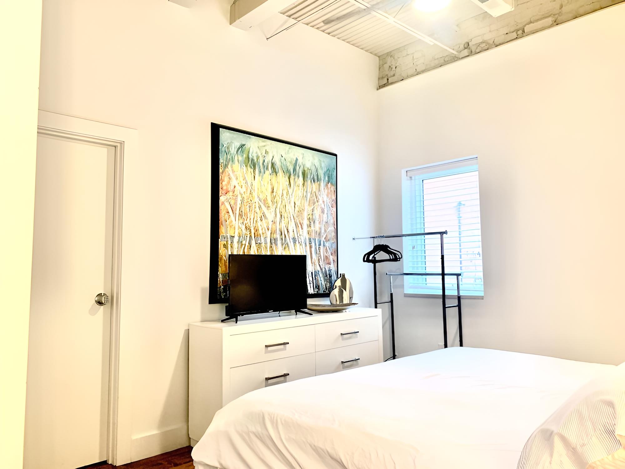 A Friendly Staycation - Downtown Condo Close to City Amenities view 2