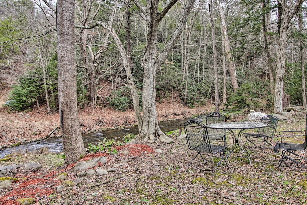 Gatlinburg Cabin: Hot Tub, Deck, Games