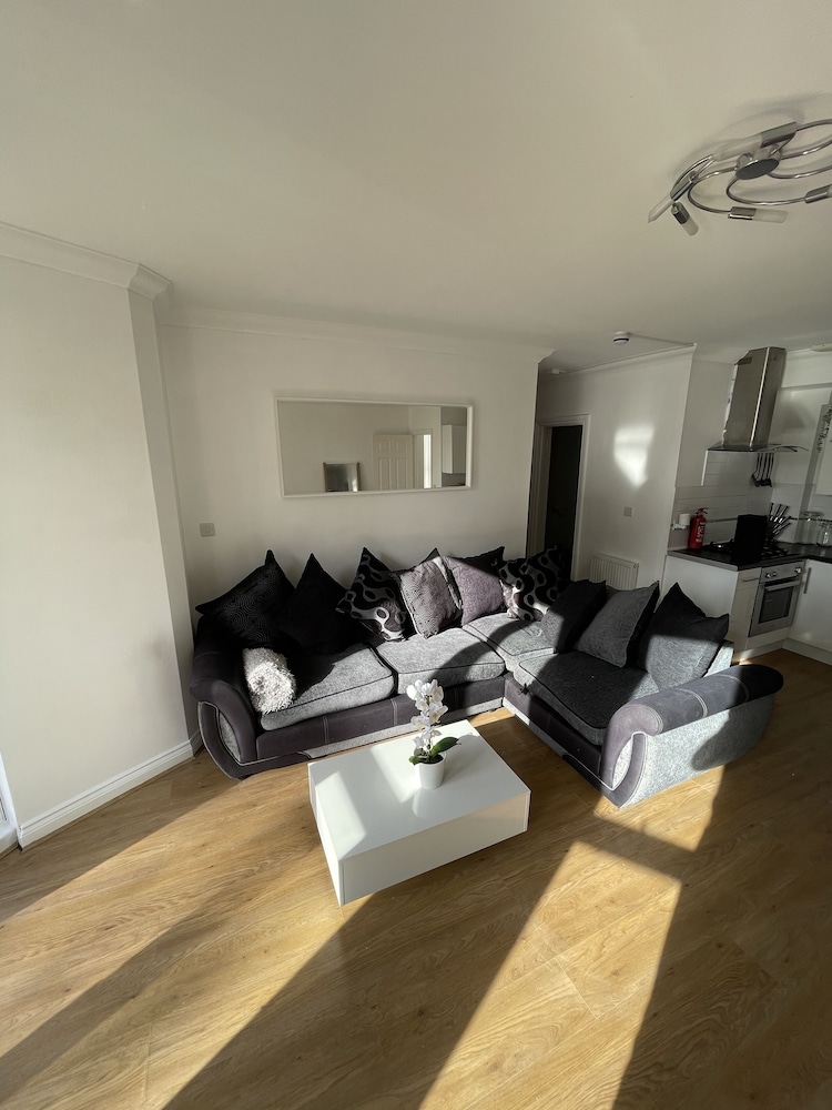 Modern 2 bed Apartment With sea Views view 4