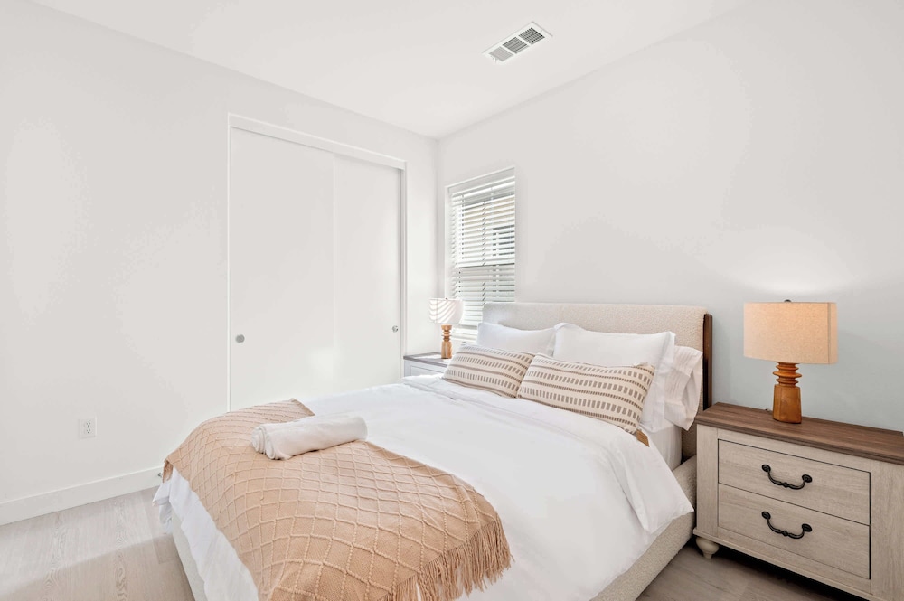 Stylish 3BR Oasis in Palm Desert Near El Paseo Zoo