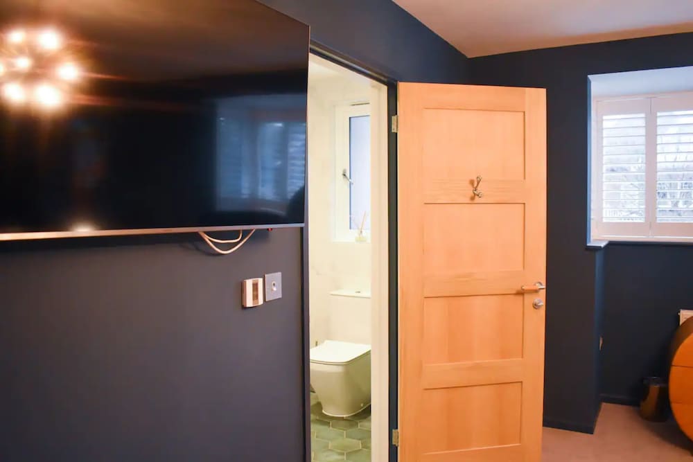 Spacious 5 Bedroom Home Near the Beach With Parking view 2