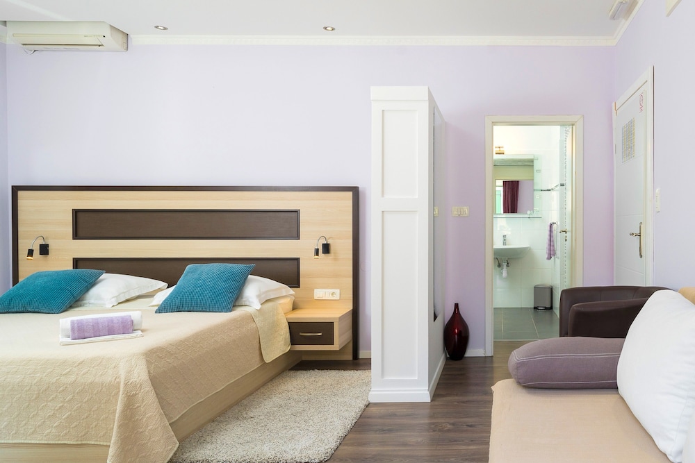 L U X E Split Luxury Rooms view 5
