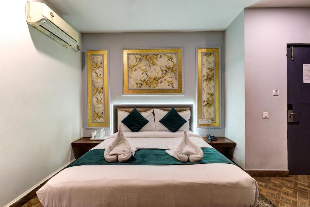Emerald Suites By Classio