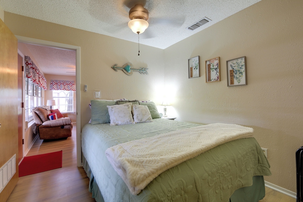 Family Home on Lake Bridgeport: Pets Welcome!