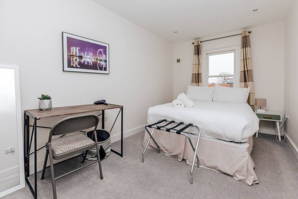 Central Modern Flat Sleeps 6 - Dedicated Parking - From 125 Per Night view 3