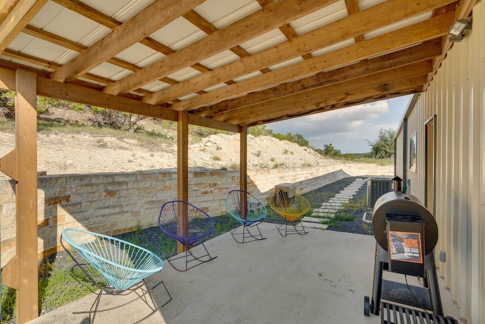 Getaway w/ Fire Pit 5 Mi to Pedernales River! - Property Image 7