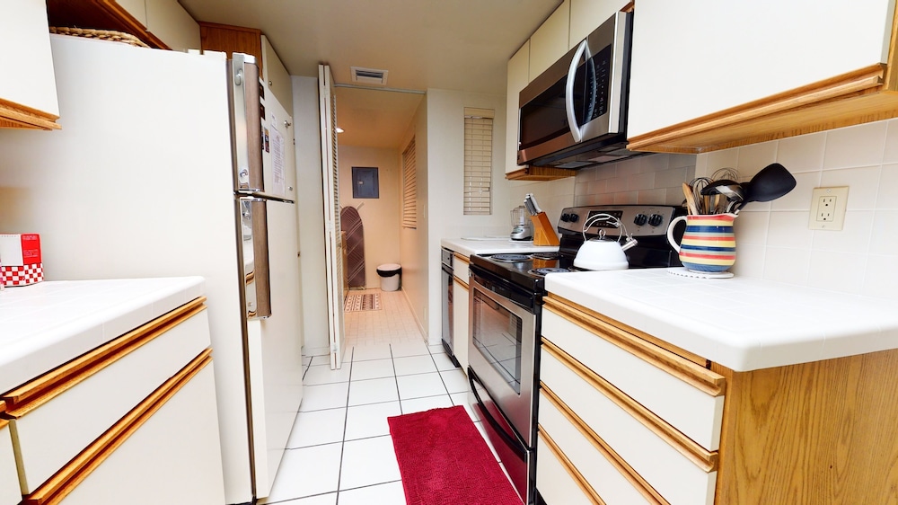 Bridges 105 Pet-Friendly. Ski-in Ski-out Condo with Beautiful Mountain Views and Private Washer Dryer by RedAwning