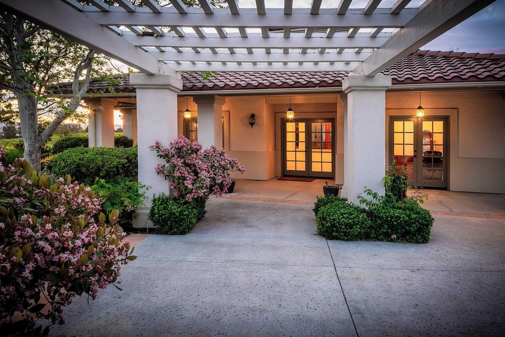 Wellsona Vineyard Retreat + Pool, Hot Tub, Views Main Home + Guest Home