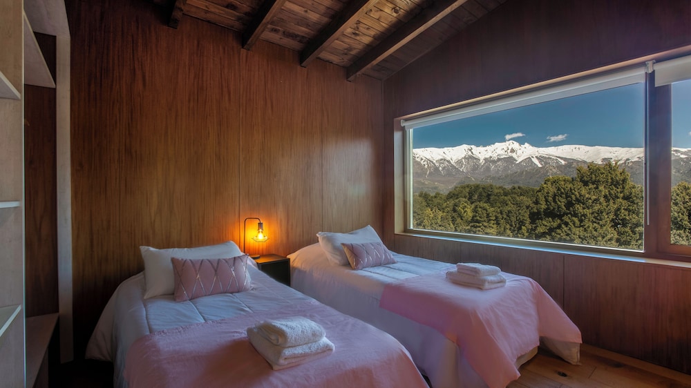 Stunning 4-Bedroom House Large Garden and Pool H61 by Apartments Bariloche