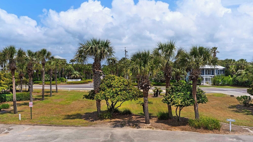 2BR Beachfront Townhome w/ Beach Service + Free Attraction Tickets!