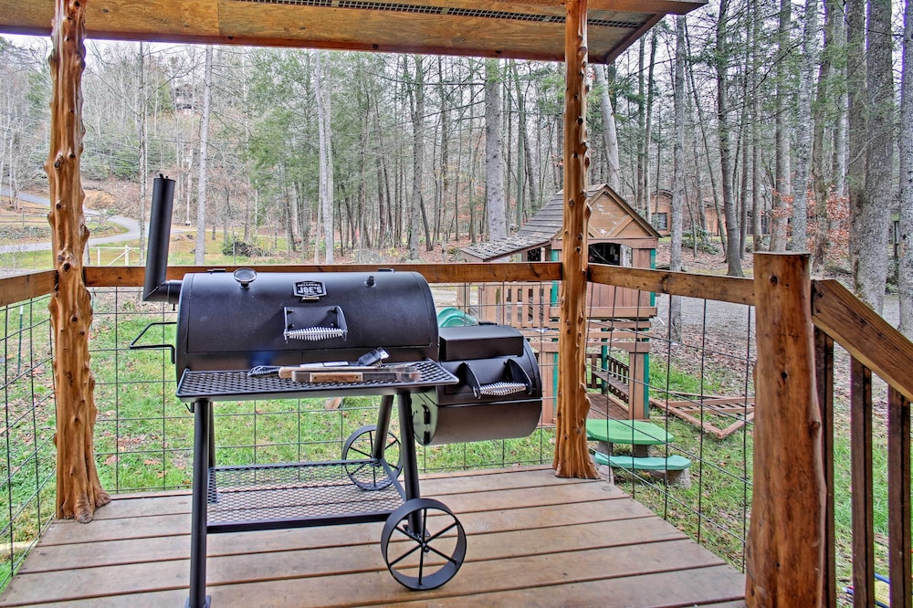 Creekside Cabin w/ Hot Tub in Gatlinburg!