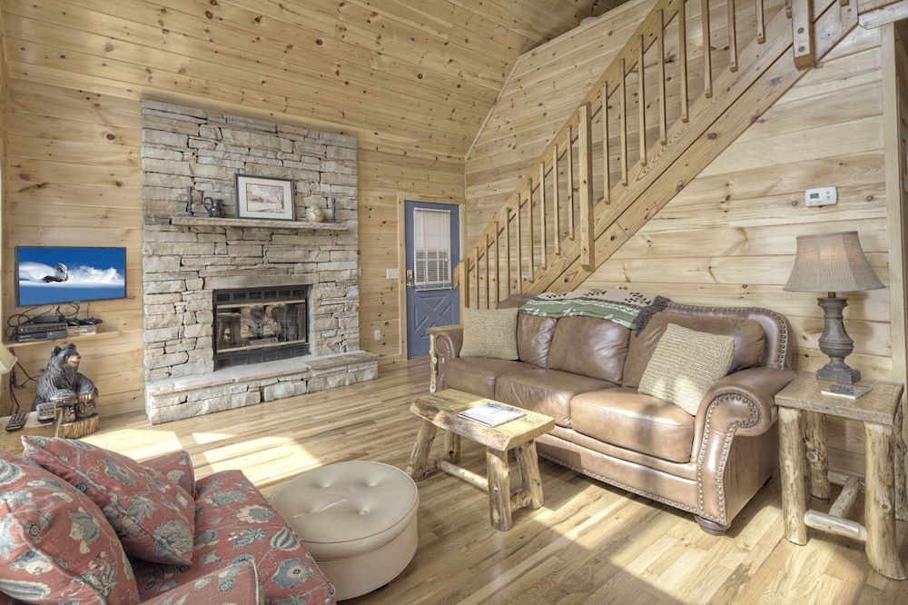 Tranquility - Quiet And Comfortable Cabin! Close To The Tanger Outlet Shopping 2 Bedroom Cabin by RedAwning view 2