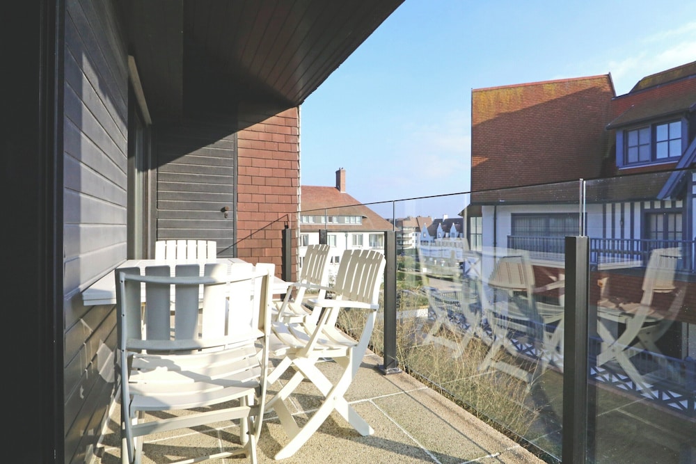 Apartment in Het Zoute With Sea Views