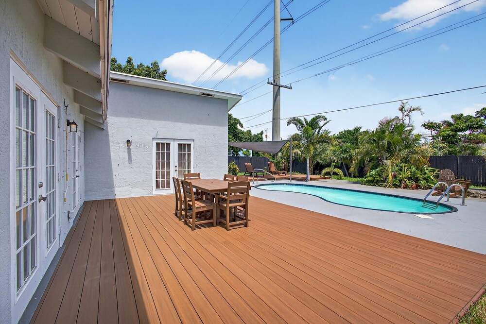 Luxury Meets Paradise Family-friendly 4BR w Pool