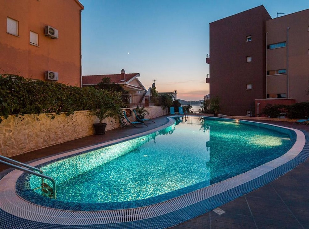 Luxury Apartment Okrug Gornji With Sea View and Pool