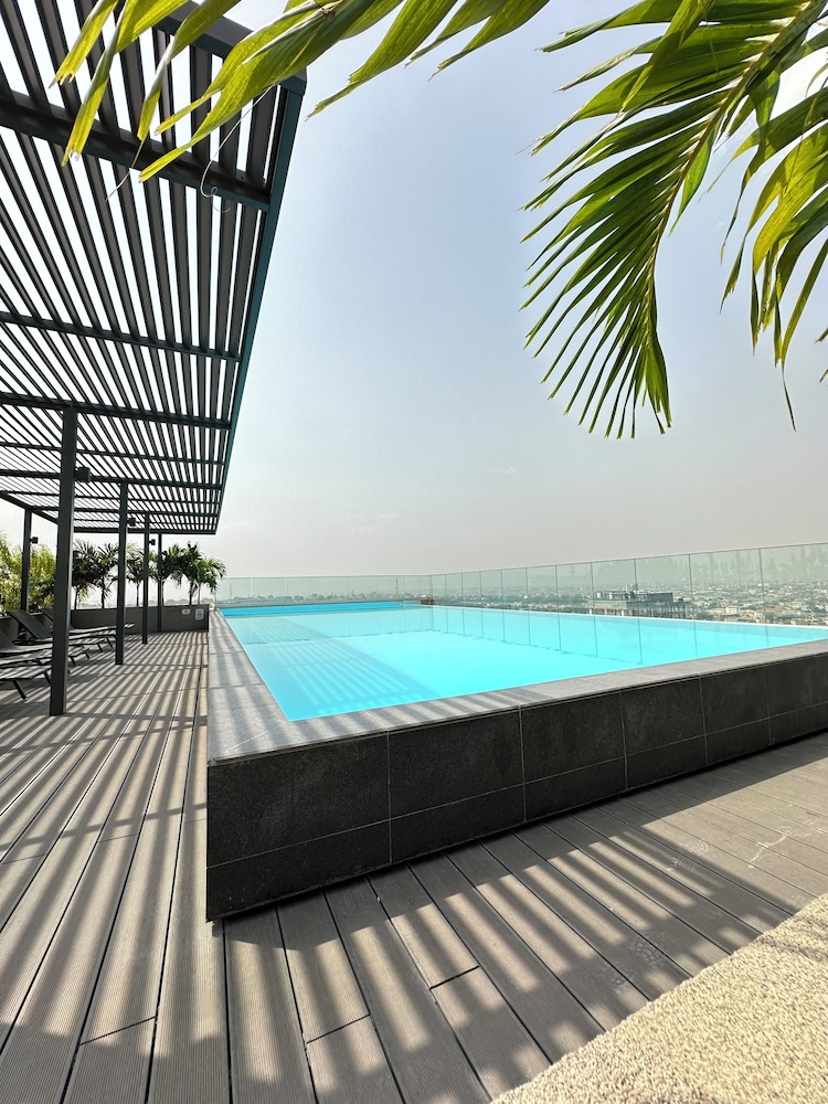 Easy Stay at the Lennox