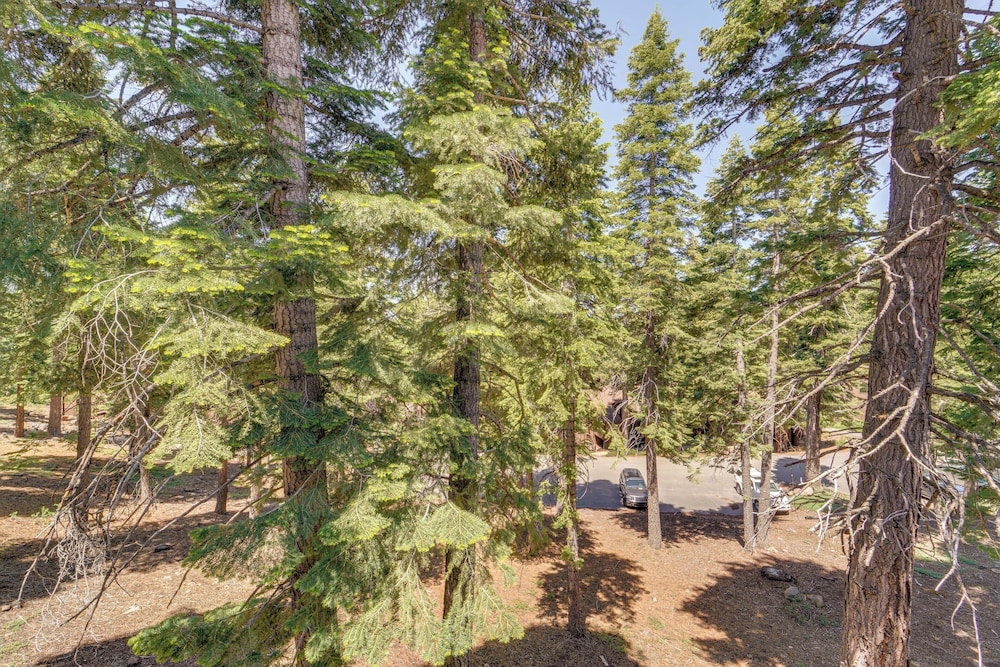 8 Mi to North Tahoe Beach: Truckee Resort Condo