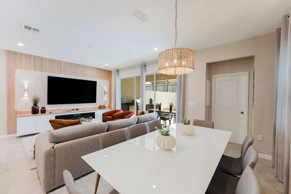 Themed 6BR Solara Near Disney Pool Summerkitchen