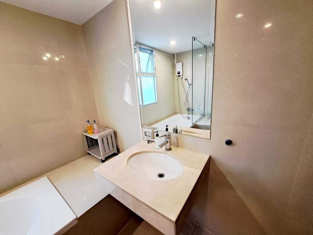 6C - 2 Bedroom Downtown Apartment With Shared Pool