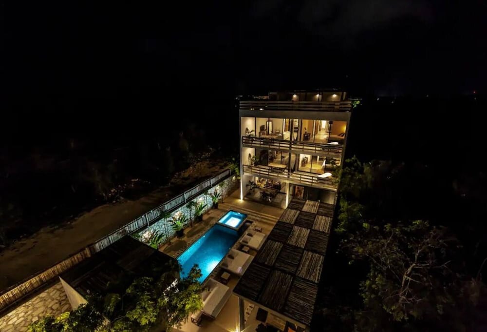 Beautifully Designed 3-br Escape Close to Downtown view 5
