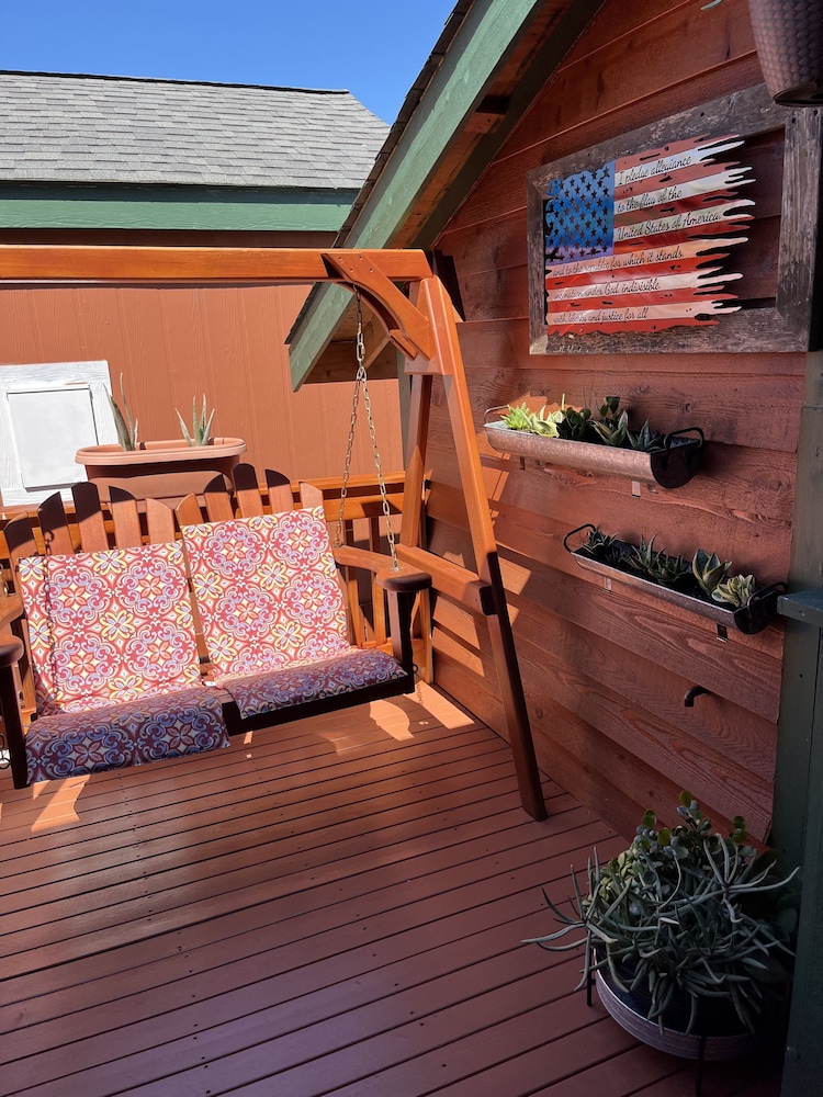 The Collins Inn and Seaside Cottages - Adults Only