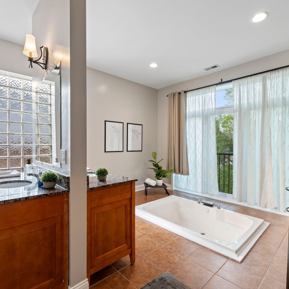 Spacious Luxury Retreat 8 Bed Oasis With 6 Baths