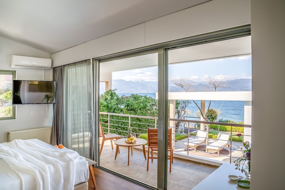 Lefkon Villa With Pool by the Sea - N Peloponnese