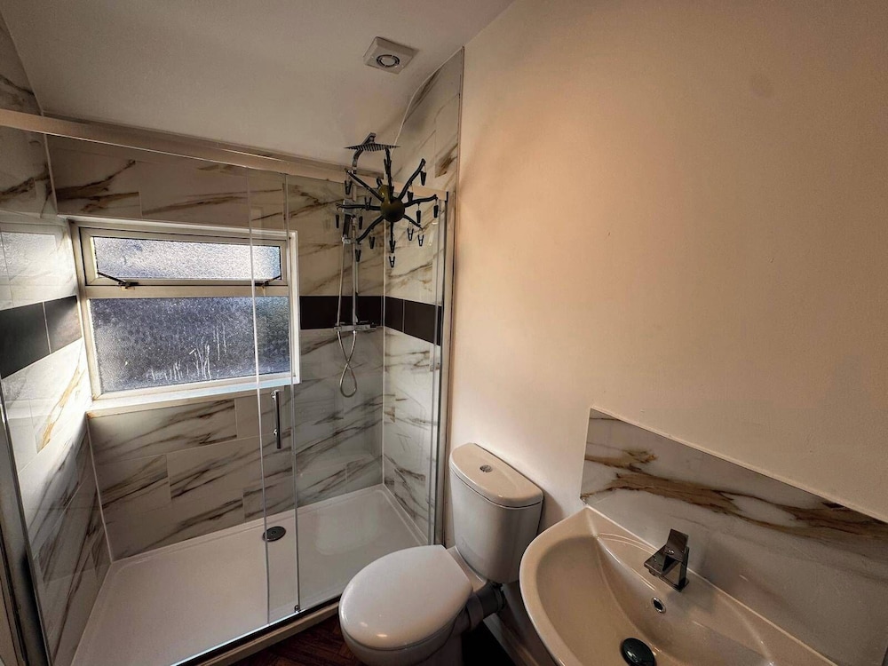 5 Bedroom Cosy Bloxwich Stay - Wifi & Free Parking