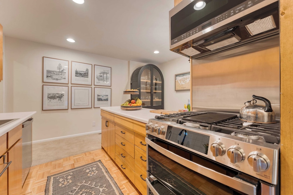 Westlake Cabin by Avantstay Hot Tub, Near Skiing, Walk to Restaurants & Lake!