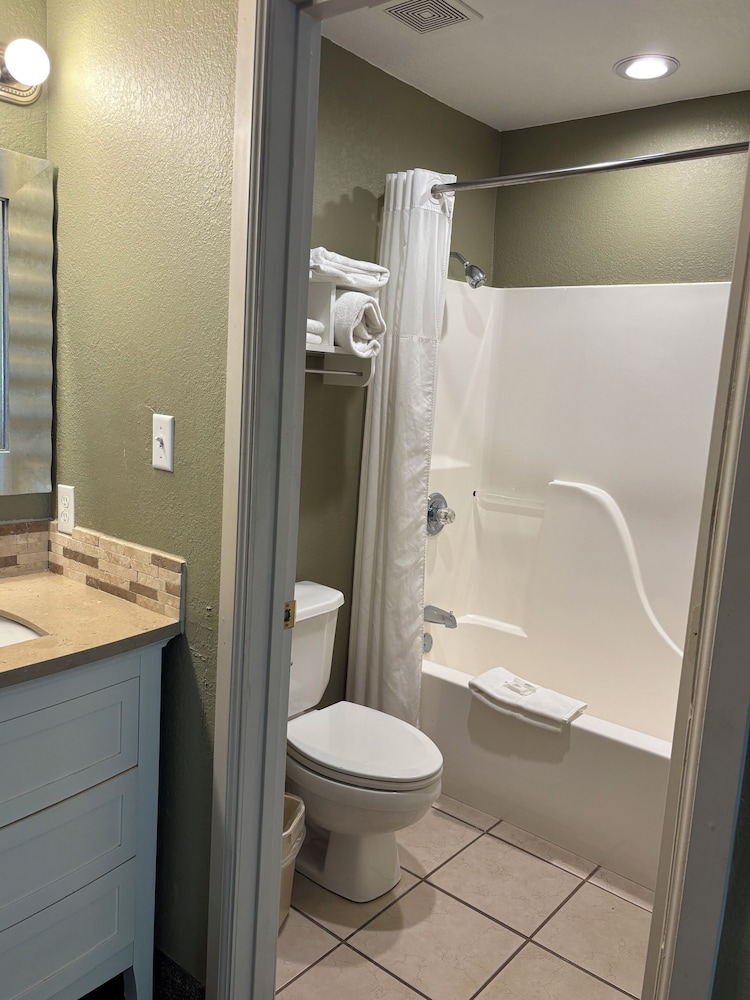 Twin Lakes Inn and RV