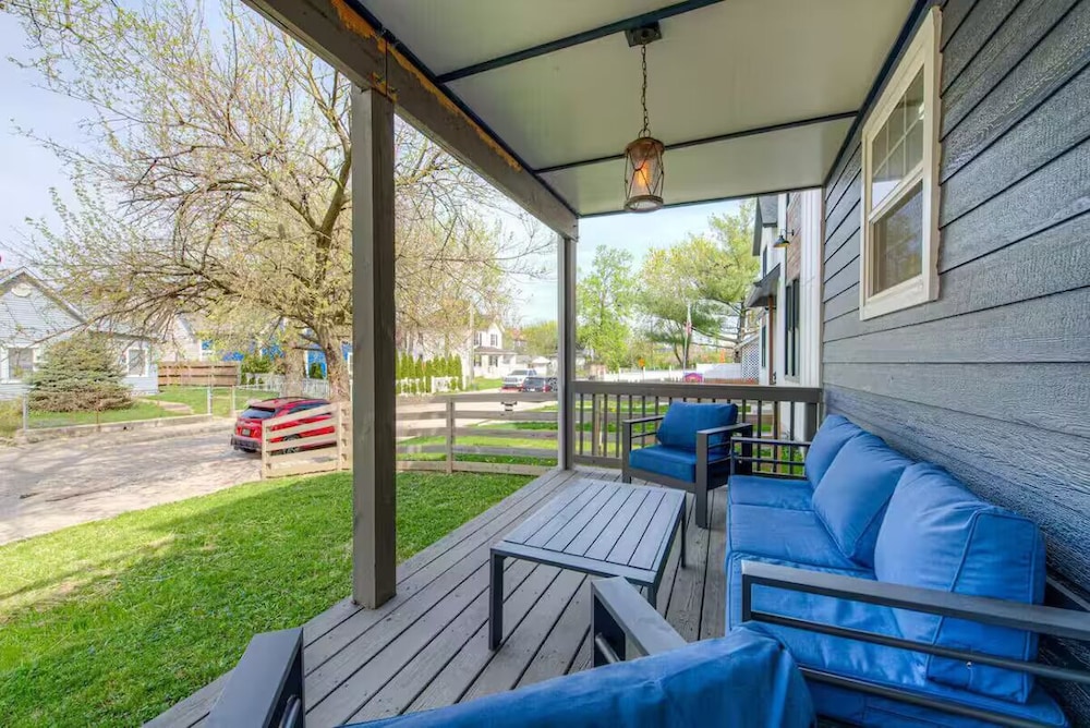 Spacious Home for Groups with Hot Tub in Indy