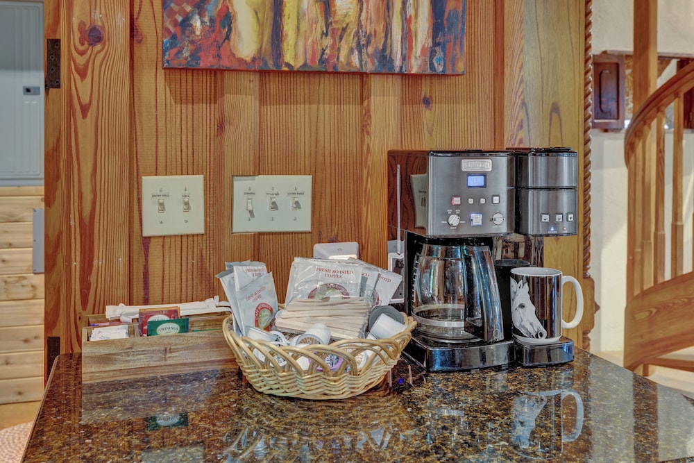 The Willows Casa Grande + Sundown Suite Sleeps 13 - Close to Main St