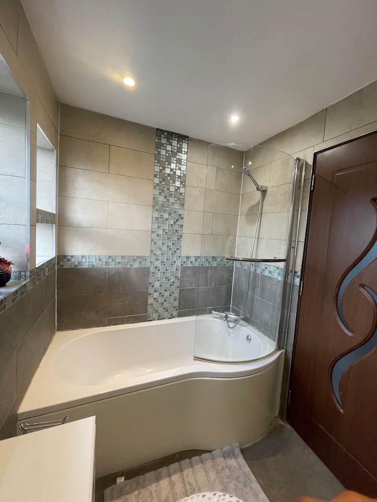 4-bed Barnwell Retreat- Sleeps10, Garden & Parking