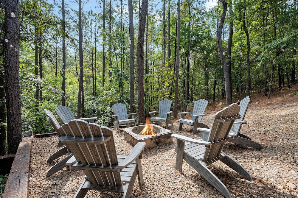 Luxe Broken Bow Vacation Rental: Hot Tub & Pets OK