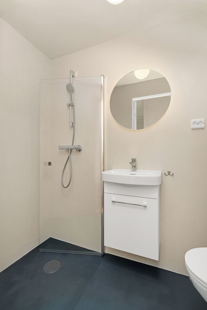 Central Guest House - Private Bathroom