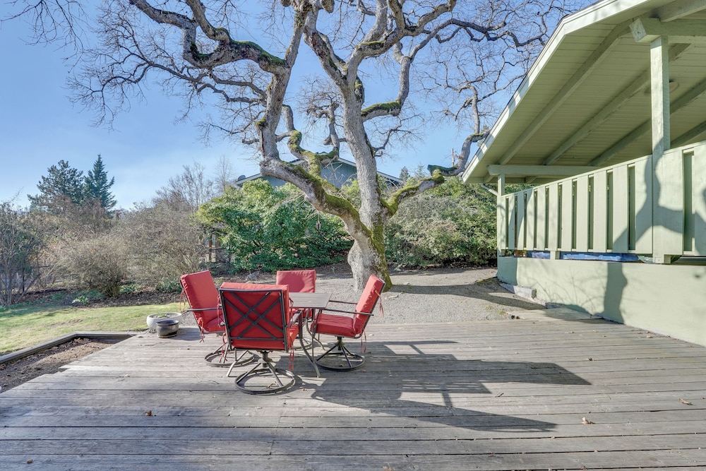 Medford Vacation Rental w/ En-suite Bathrooms! view 5