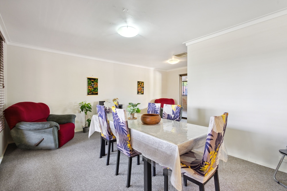 4BR Pool House Close to Shops