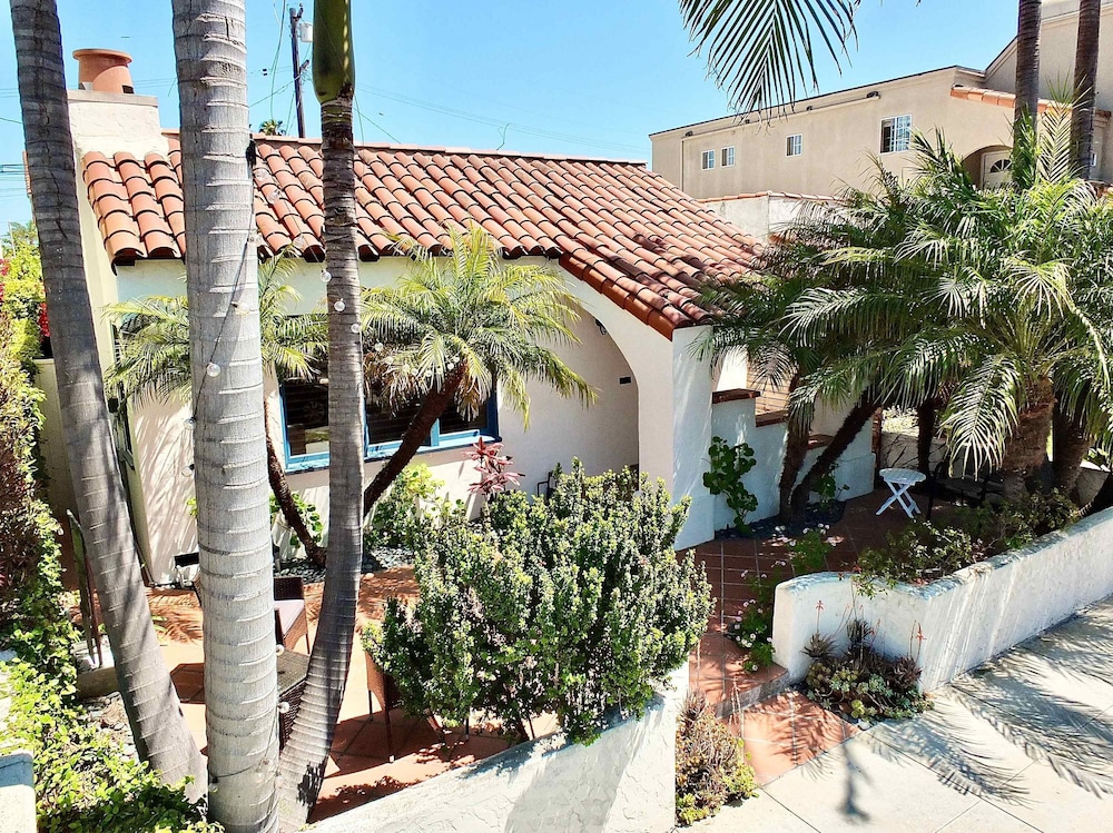 Belmont Shore Coastal Cottage - Cozy Home for 6 - 2 Blocks to Beach