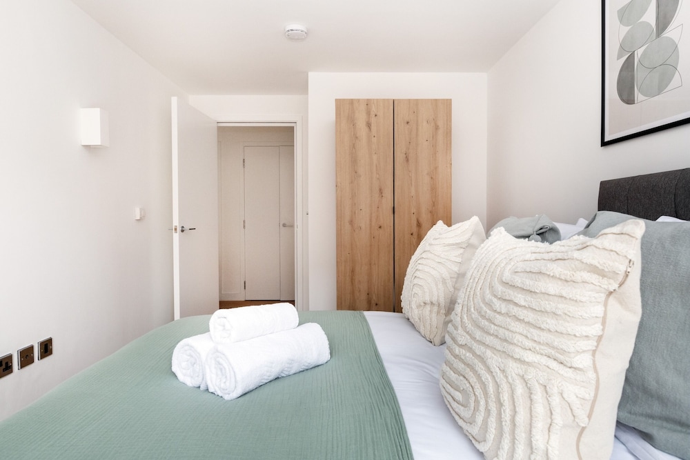 Modern 2BR 2BA with Balcony by Soho