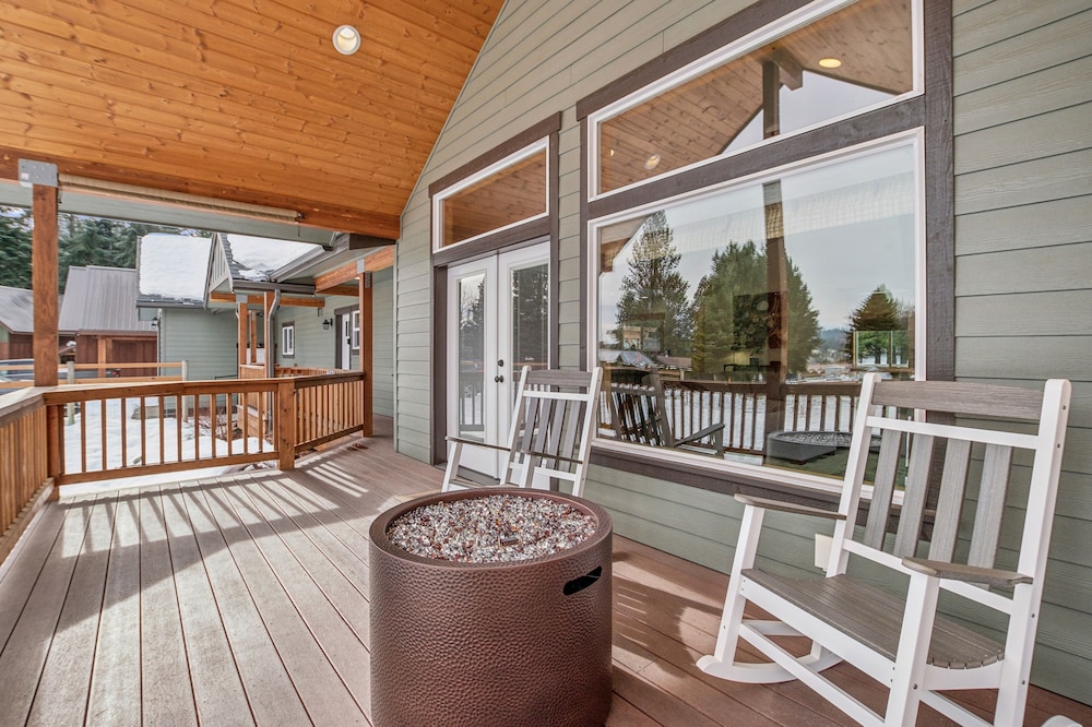 Mountain Retreat With Hot Tub, Game Room And Yard 3 Bedroom Home