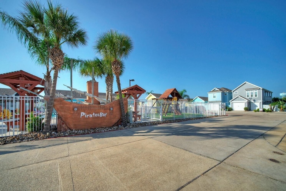 Shared Resort-style Pool, Playground, Patio w/ Bar Tidal Times by Avantstay