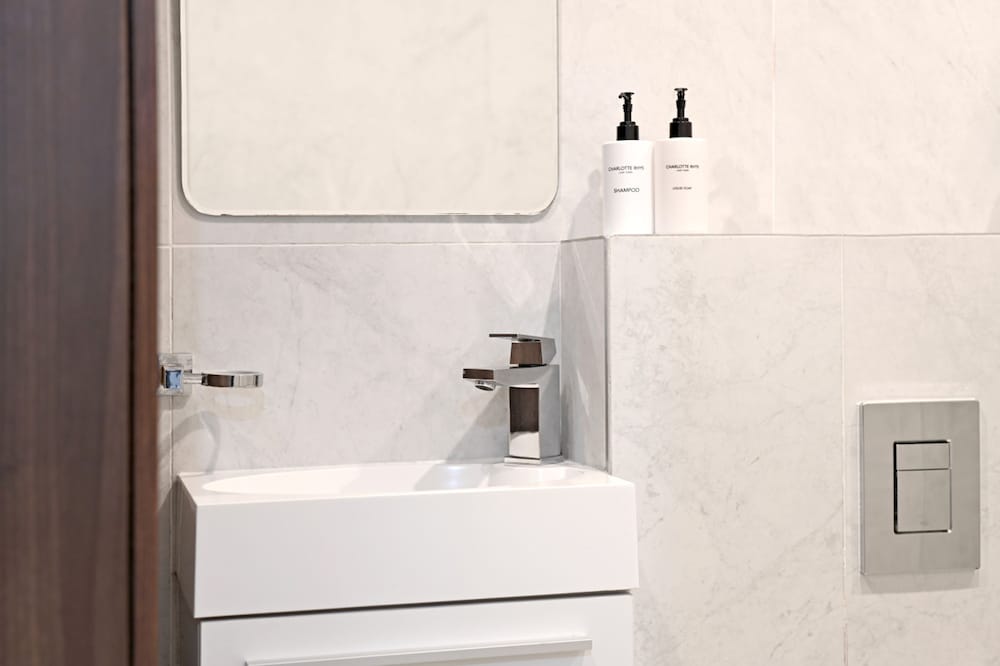 Modern En-suite Room Rooftop Terrace Central